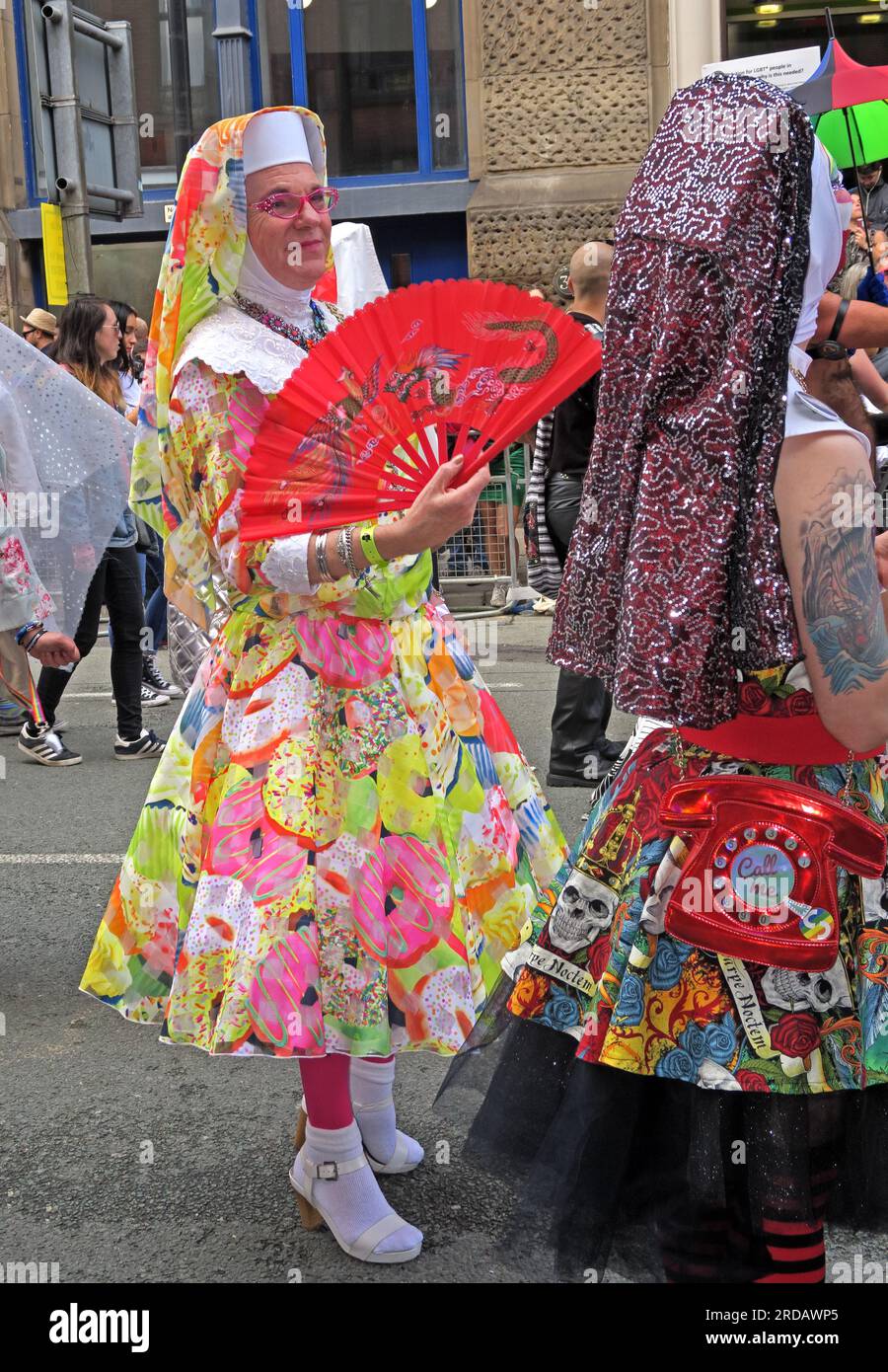 Sisters of Perpetual indulgence alla sfilata del Manchester Pride Festival, 36 Whitworth Street, Manchester, Inghilterra, Regno Unito, M1 3NR Foto Stock