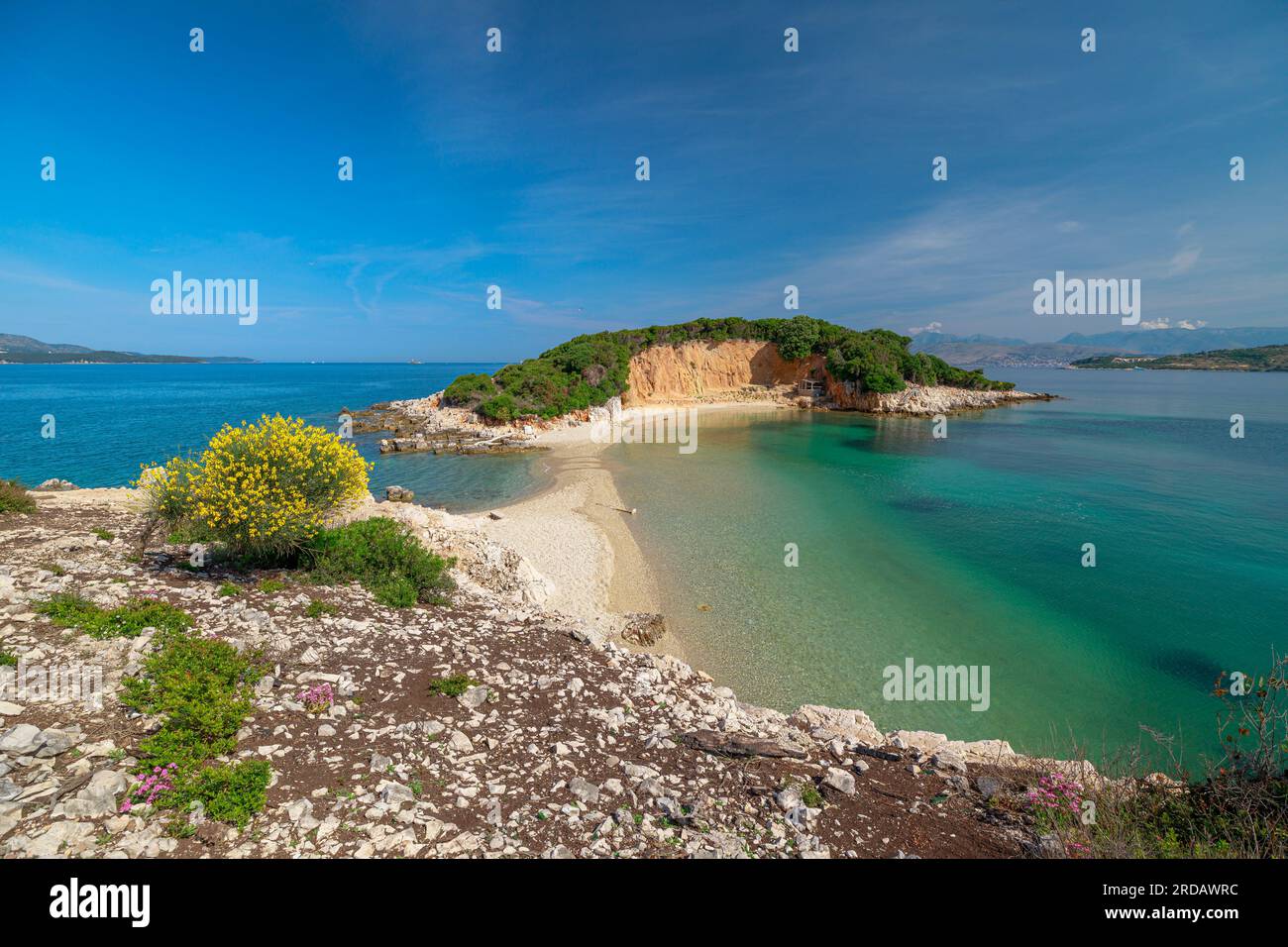 Le isole gemelle dell'arcipelago di Ksamil sono un paio di incantevoli isole situate al largo della costa meridionale dell'Albania, vicino alla popolare città turistica Foto Stock