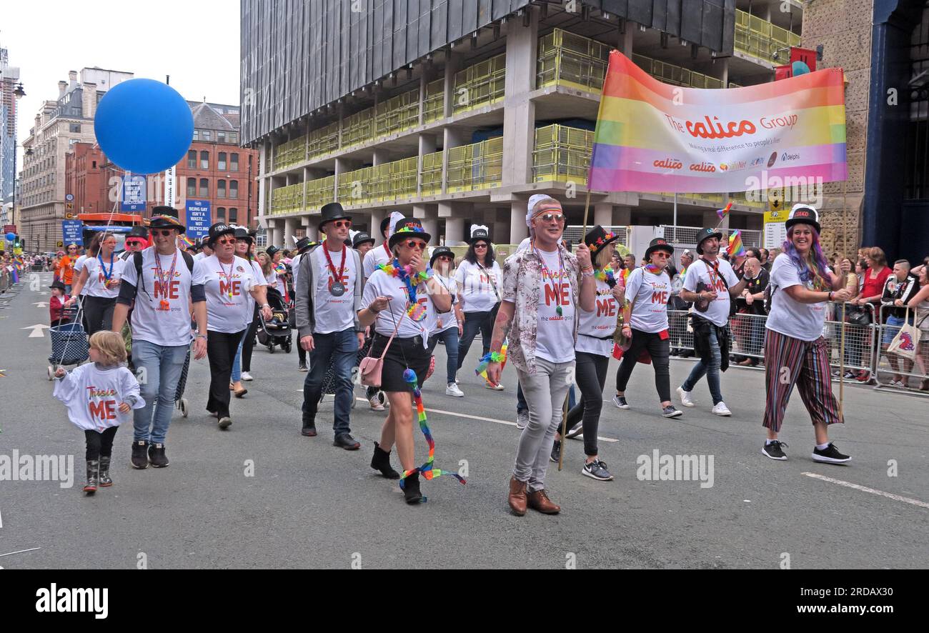 Calico Housing Group Burnley at Manchester Pride Festival Parade, 36 Whitworth Street, Manchester, Inghilterra, Regno Unito, M1 3NR Foto Stock