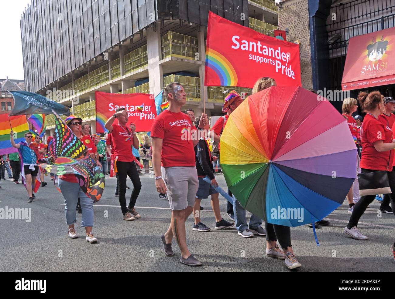 Santander Bank float alla parata del Manchester Pride Festival, 36 Whitworth Street, Manchester, Inghilterra, Regno Unito, M1 3NR Foto Stock