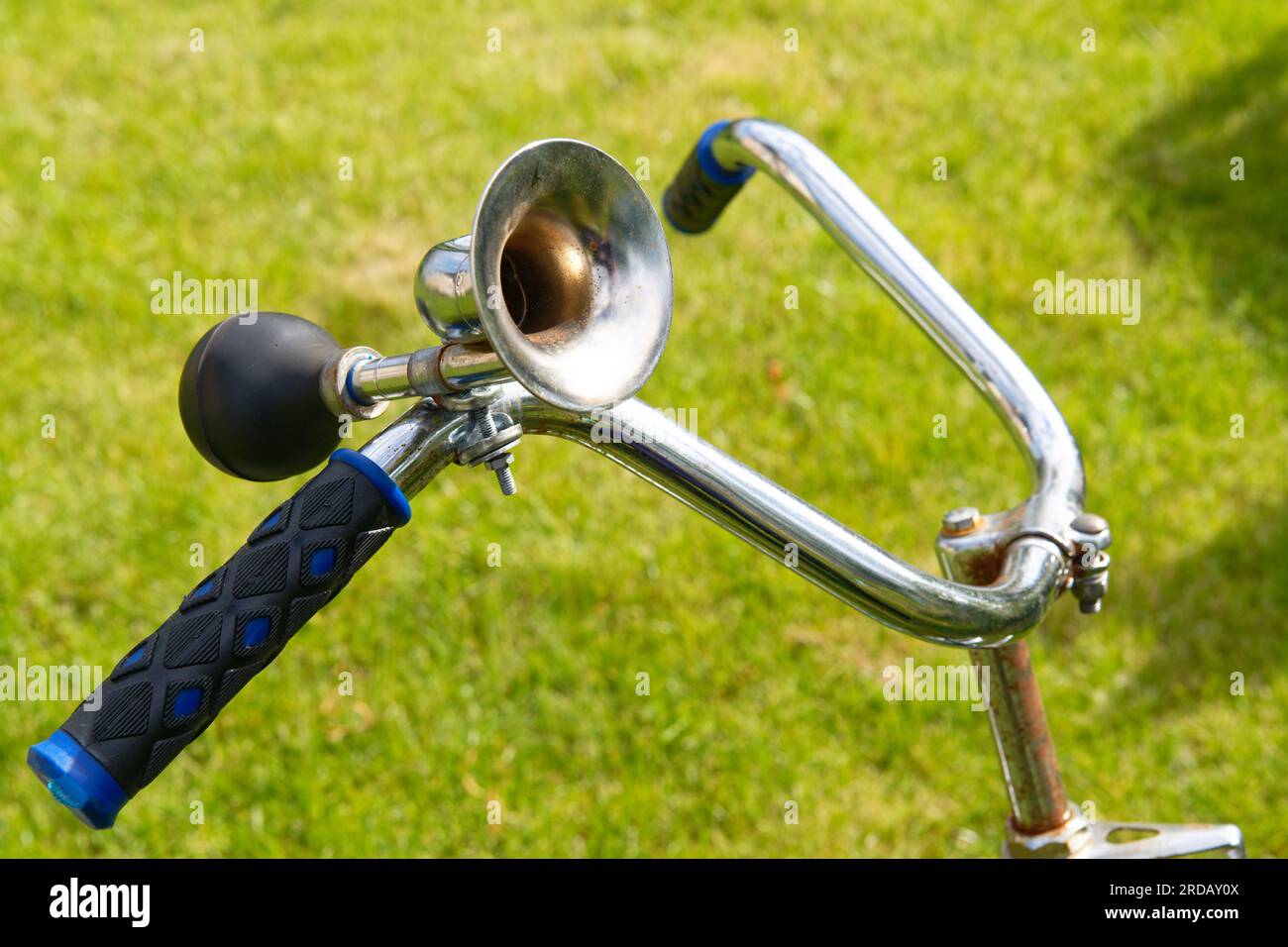 Close up di un pilota di auto a mano Tromba clacson Foto stock - Alamy