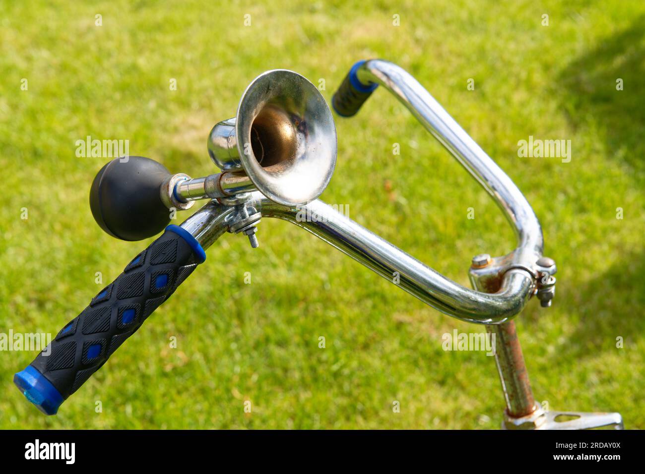 Clacson Per Bicicletta Bambini: Trombetta Per Manubrio Facile Da Installare (Nero/Rosso)