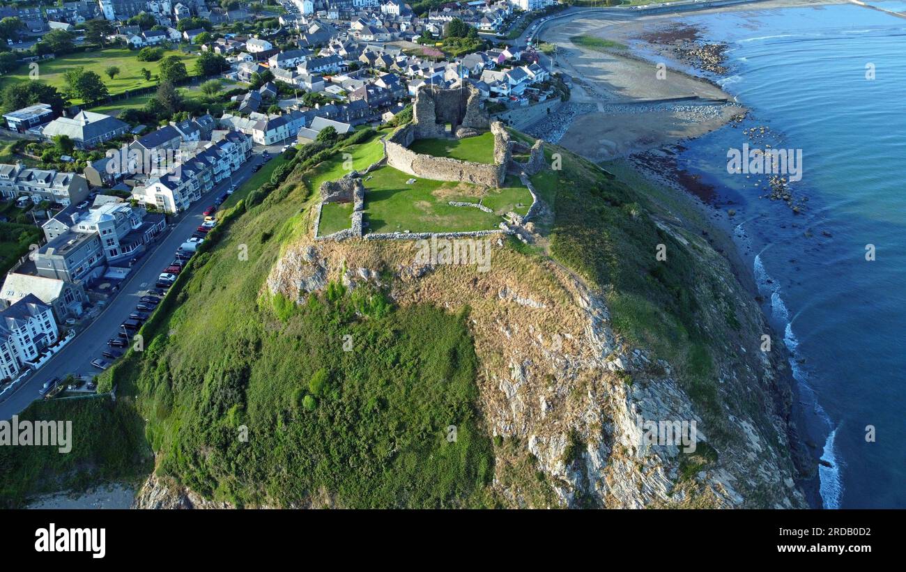 Vista aerea del castello di Criccieth, una fortificazione medievale costiera in cima a una collina a Gwynedd, Galles, luglio 2023 Foto Stock