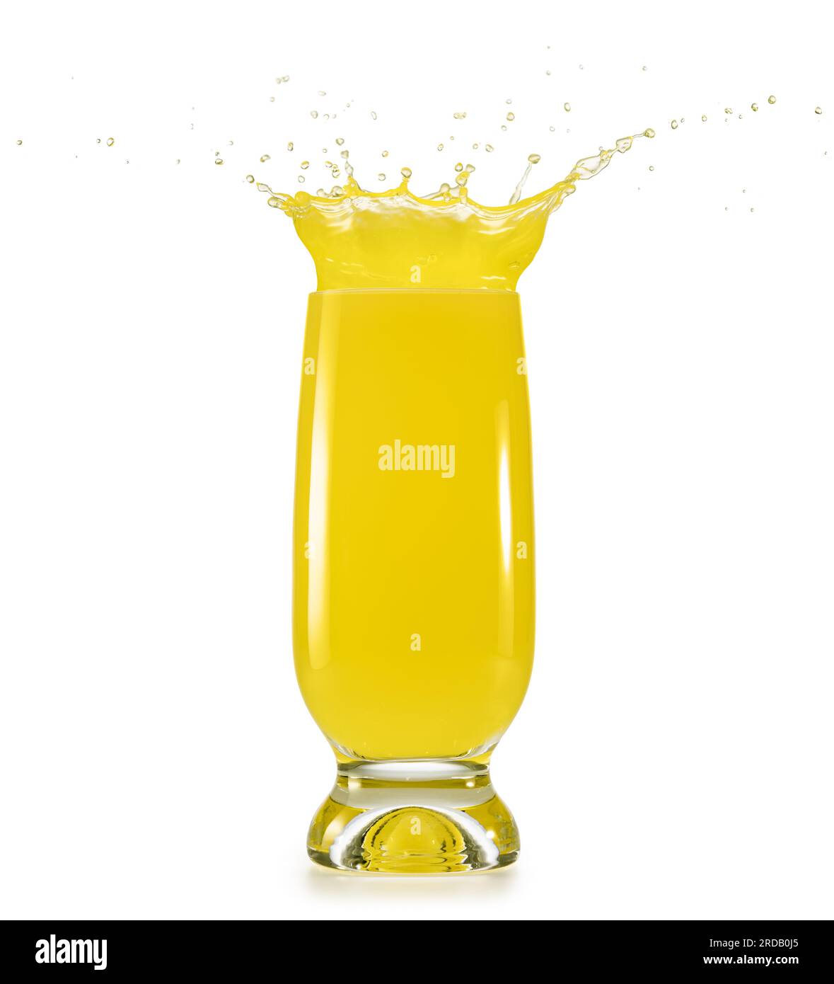 Vetro traboccante di liquido giallo isolato su sfondo bianco. Rinfrescante succo di ananas. Foto Stock