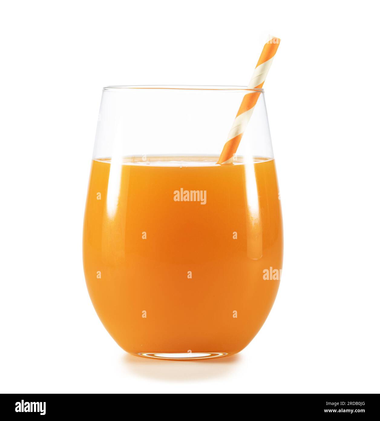 Bicchiere di succo di albicocca o pesca con cannuccia di carta isolata su sfondo bianco. Foto Stock