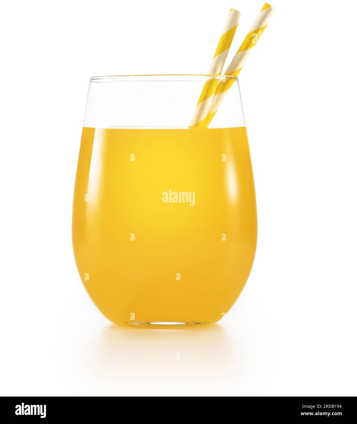 Bicchiere di succo d'arancia o ananas con cannucce di carta isolate su sfondo bianco. Vero scatto da studio di dissetante e salutare d analcolico Foto Stock