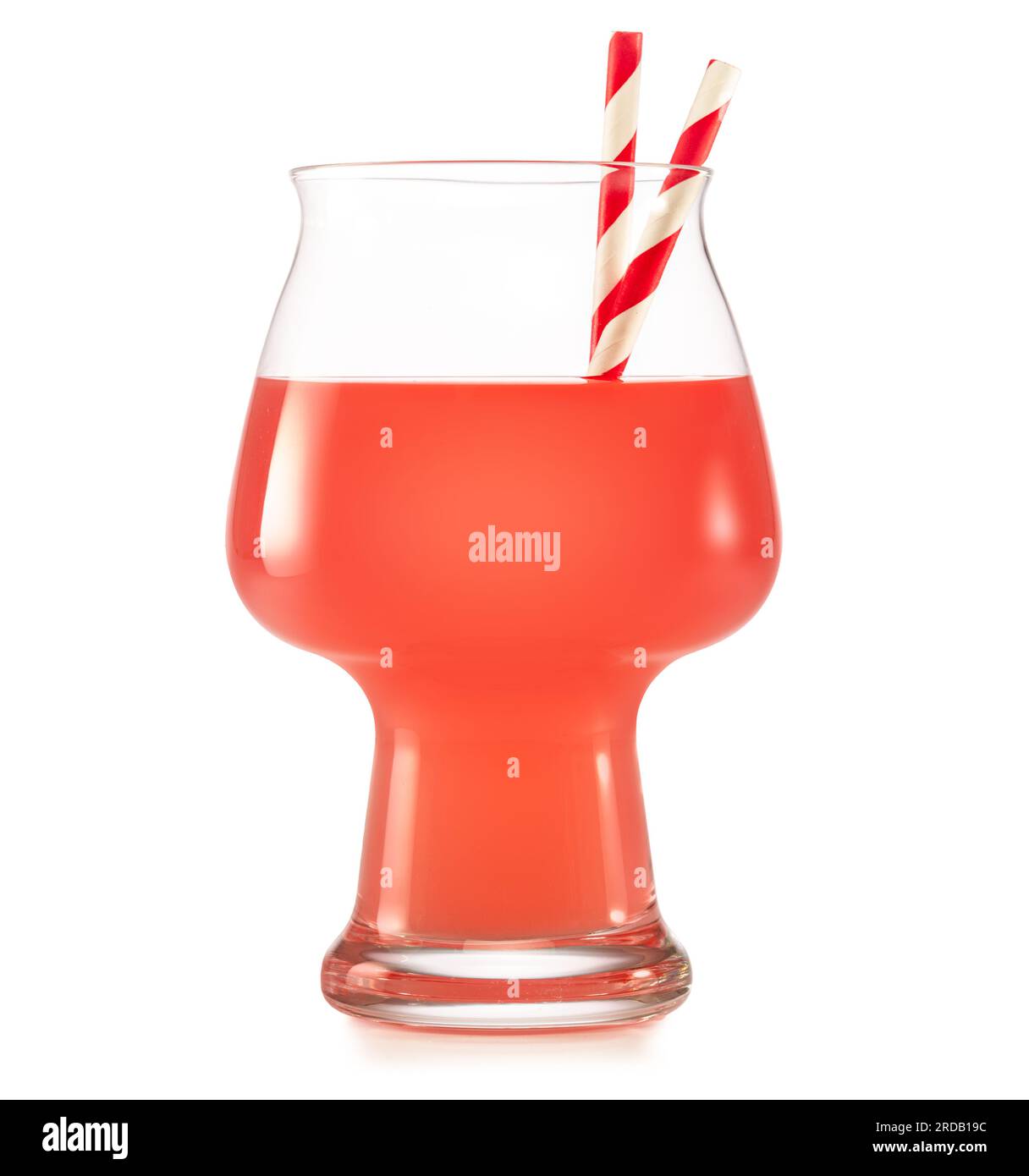Vero studio di registrazione di liquido rosa-rosso in una tazza di vetro con cannucce di carta isolate su sfondo bianco. Foto Stock