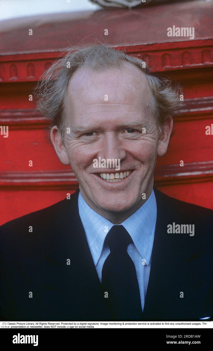 Gordon Jackson. 19 dicembre 1023 - 15 gennaio 1990. L'attore scozzese è ricordato per i suoi ruoli come maggiordomo dei Bellamys, Angus Hudson nella popolare serie tv Upstairs, Downstairs che è stata in tv tra il 1971 e il 1975 per un totale di 68 episodi. E nel ruolo di George Cowley, il capo del CI5 nella serie tv The Professionals in tutti i suoi 57 episodi del programma dal 1977 al 1983, anche se le riprese sono terminate nel 1981. Nel dicembre 1989 gli fu diagnosticato un cancro alle ossa, morì il 15 gennaio 1990, all'età di 66 anni. Foto scattata nel novembre 1975 da Kristoffersson. Foto Stock