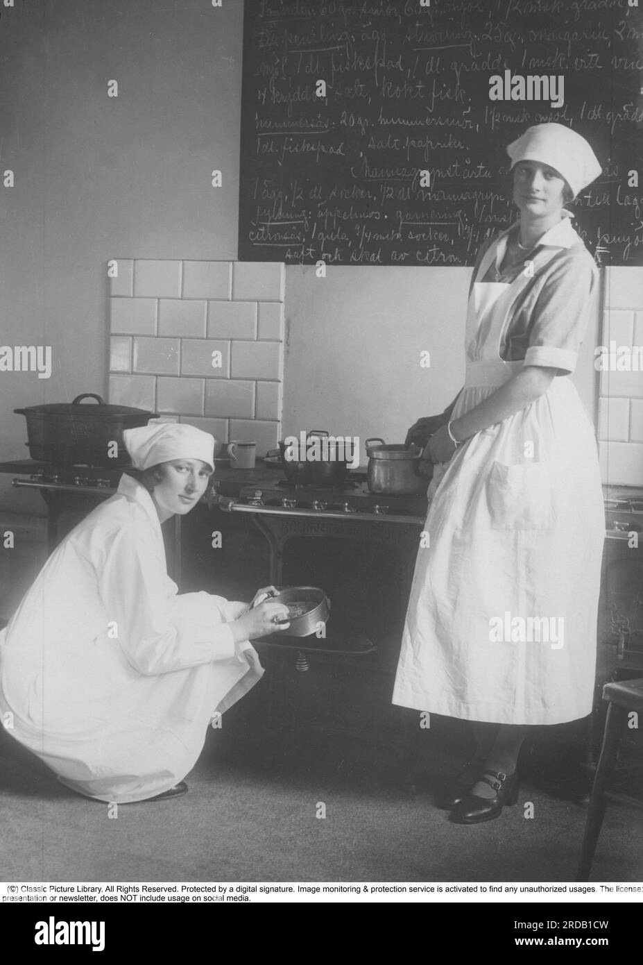 Principessa Astrid. 1905-1935. Principessa svedese. Sposò nel 1926 il principe ereditario Leopoldo del Belgio. Poi Principessa ereditaria del Belgio poi Regina del Belgio tra il 1934 e il 1935. Durante un'escursione in auto congiunta il 29 agosto 1935, la loro auto è scappata fuori strada e Astrid è stata gettata dalla macchina e morì. Qui la principessa Astrid con sua sorella Märtha. In seguito Märtha divenne regina di Norvegia, sposata con re Olav V. le due sorelle frequentano una scuola familiare qui gestita da Jenny Åkerström-Söderström. Jenny ha scritto il classico libro di cucina The Princesses' Cookbook, che ha dedicato alle principesse Astrid e Märtha, Foto Stock