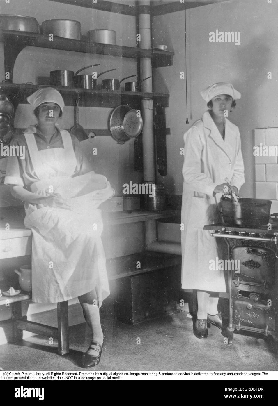 Principessa Astrid. 1905-1935. Principessa svedese. Sposò nel 1926 il principe ereditario Leopoldo del Belgio. Poi Principessa ereditaria del Belgio poi Regina del Belgio tra il 1934 e il 1935. Durante un'escursione in auto congiunta il 29 agosto 1935, la loro auto è scappata fuori strada e Astrid è stata gettata dalla macchina e morì. Qui la principessa Astrid con sua sorella Märtha. In seguito Märtha divenne regina di Norvegia, sposata con re Olav V. le due sorelle frequentano una scuola familiare qui gestita da Jenny Åkerström-Söderström. Jenny ha scritto il classico libro di cucina The Princesses' Cookbook, che ha dedicato alle principesse Astrid e Märtha, Foto Stock