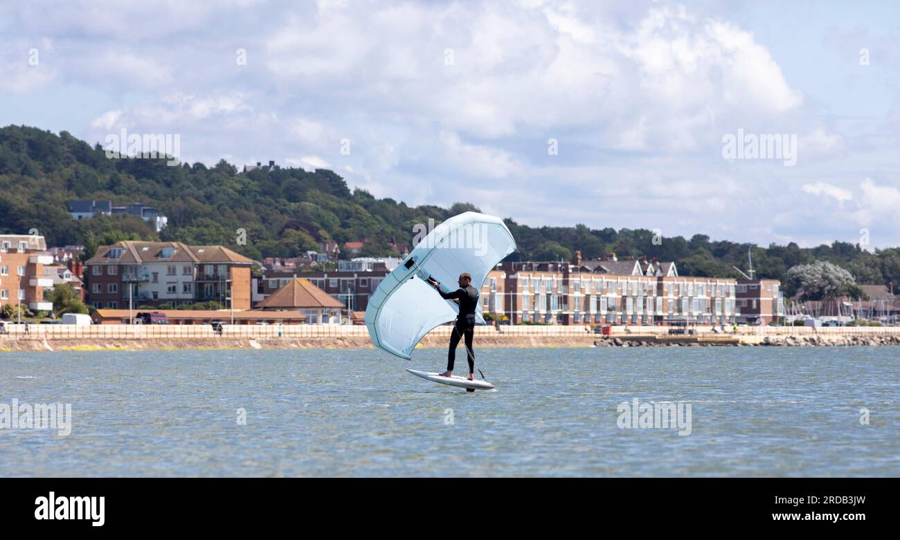 Il Wirral Watersports Centre e il West Kirby Marine Lake si trovano all'angolo della penisola di Wirral sul fiume Dee. Le viste mozzafiato del Galles e dell'isola di Hilbre e la fauna selvatica locale sono solo alcune delle ragioni per cui i visitatori tornano al centro. Il Centro e il Lago sono aperti tutto l'anno. West Kirby è una città costiera nel Metropolitan Borough di Wirral a Merseyside, Inghilterra. La città si trova vicino alla foce del fiume Dee. Foto Stock