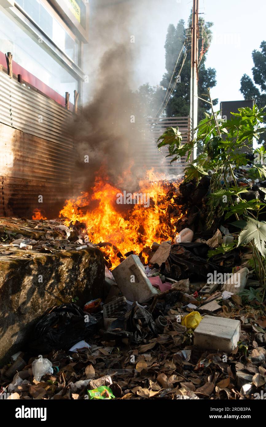 18 novembre 2022. Combustione di rifiuti inorganici che producono grandi fiamme e fumi neri. Uttarakhand India. Foto Stock