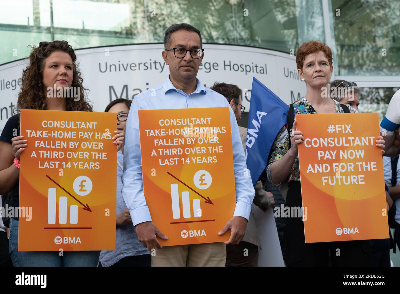 Londra, Regno Unito. 20 luglio 2023. Colpisce il consulente del servizio sanitario nazionale i medici picket University College Hospital mentre iniziano uno sciopero di 48 ore per chiedere un aumento di stipendio superiore all'inflazione. Lo sciopero, dal 20 luglio al 22 luglio è il primo dei consulenti dagli anni '1970 e vedrà i loro servizi ridotti solo alla copertura di emergenza. Crediti: Ron Fassbender/Alamy Live News Foto Stock