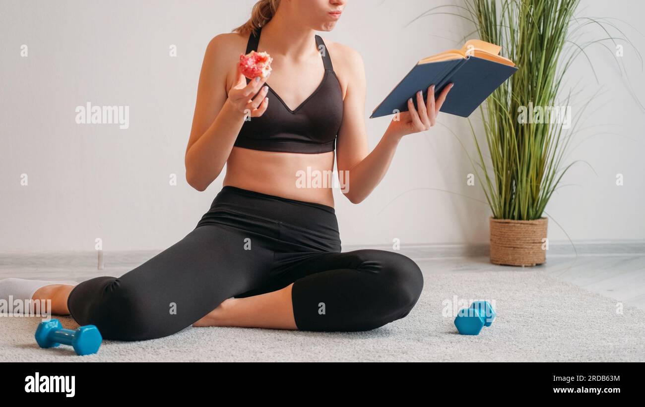Dieta studio fitness nutrizione donna lettura mangiare Foto Stock