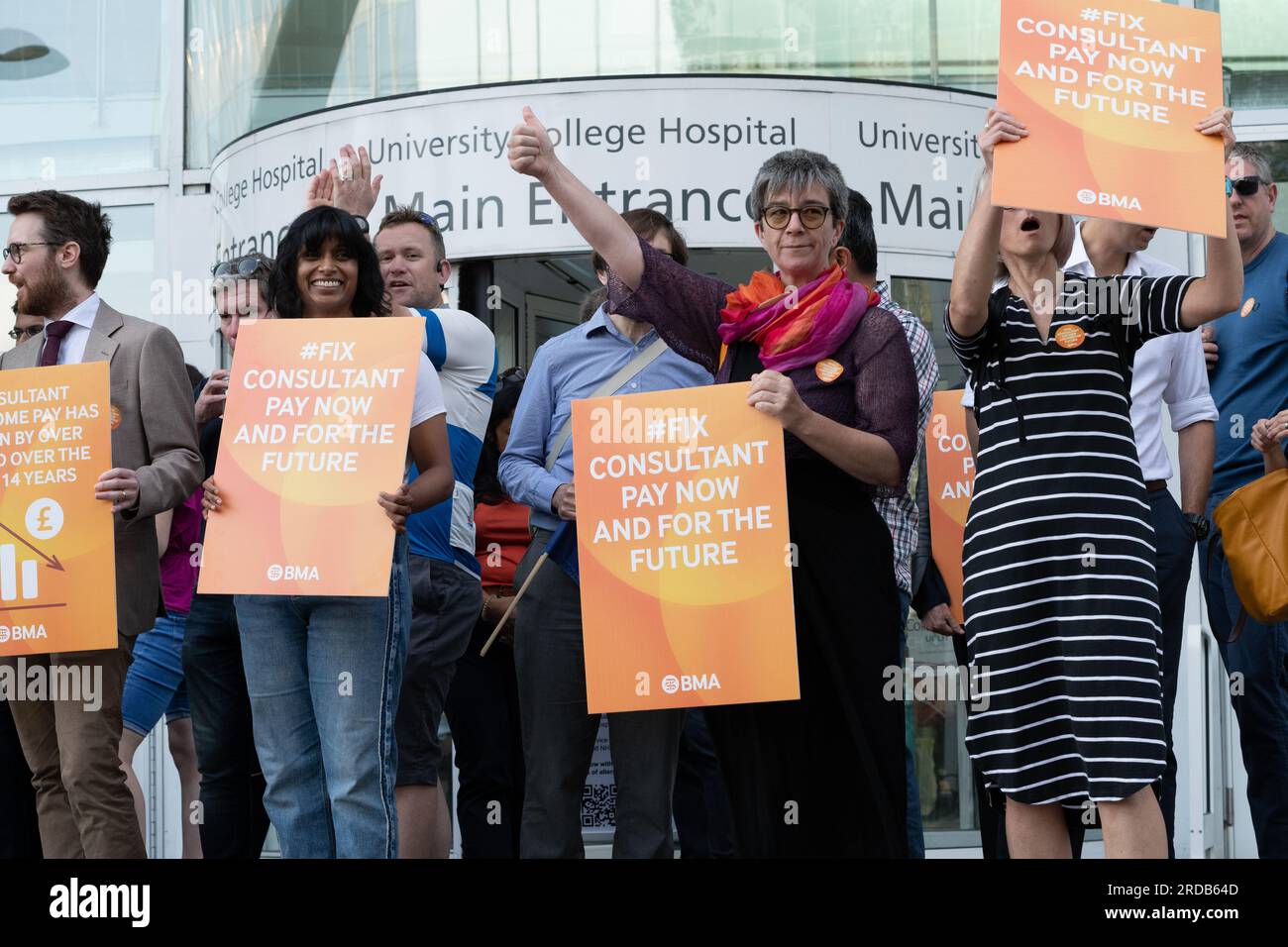 Londra, Regno Unito. 20 luglio 2023. Colpisce il consulente del servizio sanitario nazionale i medici picket University College Hospital mentre iniziano uno sciopero di 48 ore per chiedere un aumento di stipendio superiore all'inflazione. Lo sciopero, dal 20 luglio al 22 luglio è il primo dei consulenti dagli anni '1970 e vedrà i loro servizi ridotti solo alla copertura di emergenza. Crediti: Ron Fassbender/Alamy Live News Foto Stock