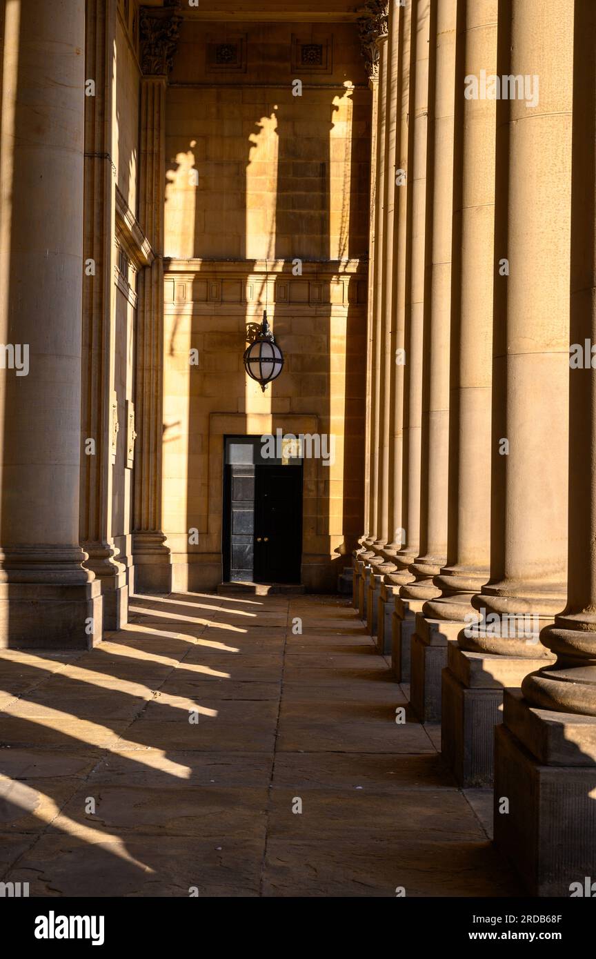 Le colonne effetto marmo hanno aggiunto stile all'architettura classica del Townhall a Leeds, Regno Unito Foto Stock