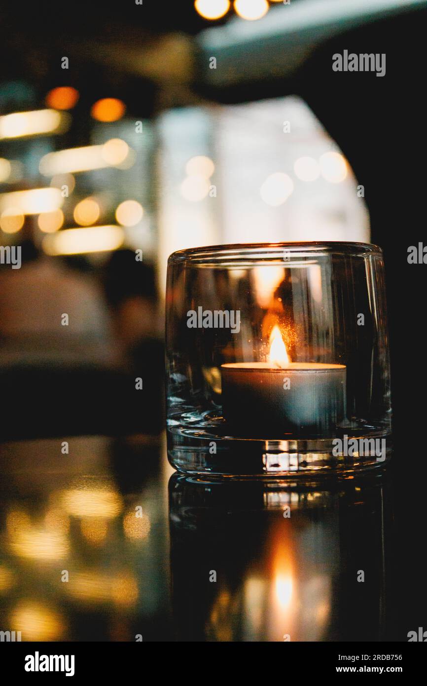 Candela romantica in un ristorante durante il tramonto Foto Stock