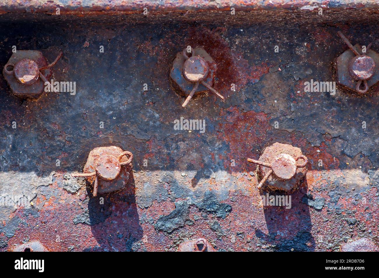 Struttura in metallo, trave in acciaio arrugginito collegata da bulloni. Primo piano, struttura granulare. Foto Stock