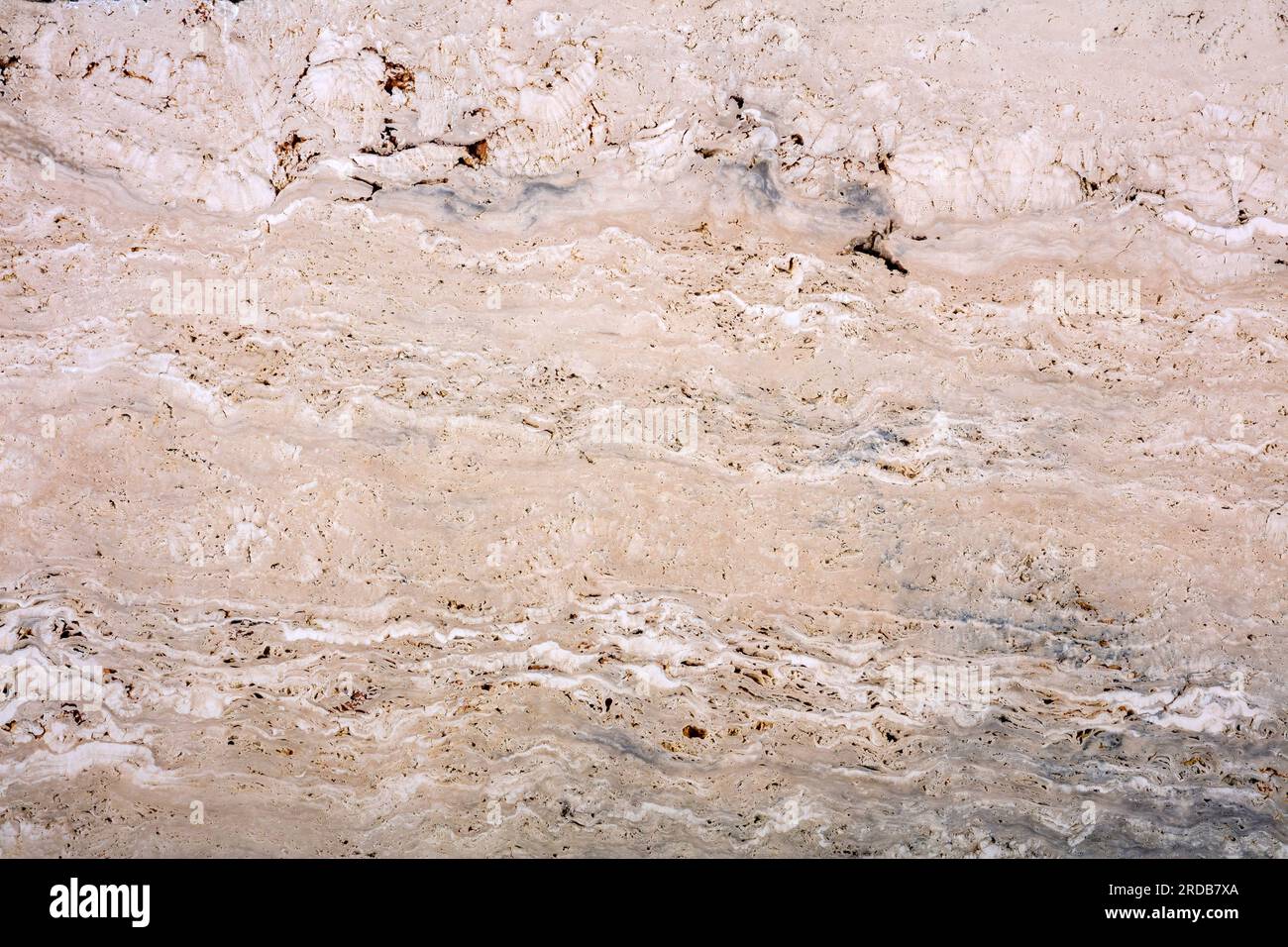Consistenza unica di travertino naturale, morbido motivo ondulato di strati beige e crema. Foto Stock