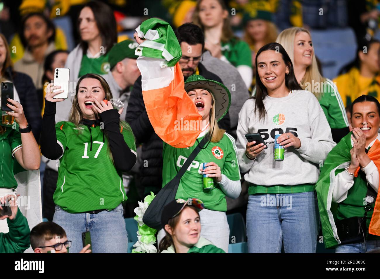 Sydney, Australia, 20 luglio 2023. I tifosi irlandesi sono visti applaudire e sventolare le bandiere durante la partita di calcio della Coppa del mondo femminile tra l'Australia Matildas e l'Irlanda allo Stadium Australia il 20 luglio 2023 a Sydney, in Australia. Crediti: Steven Markham/Speed Media/Alamy Live News Foto Stock