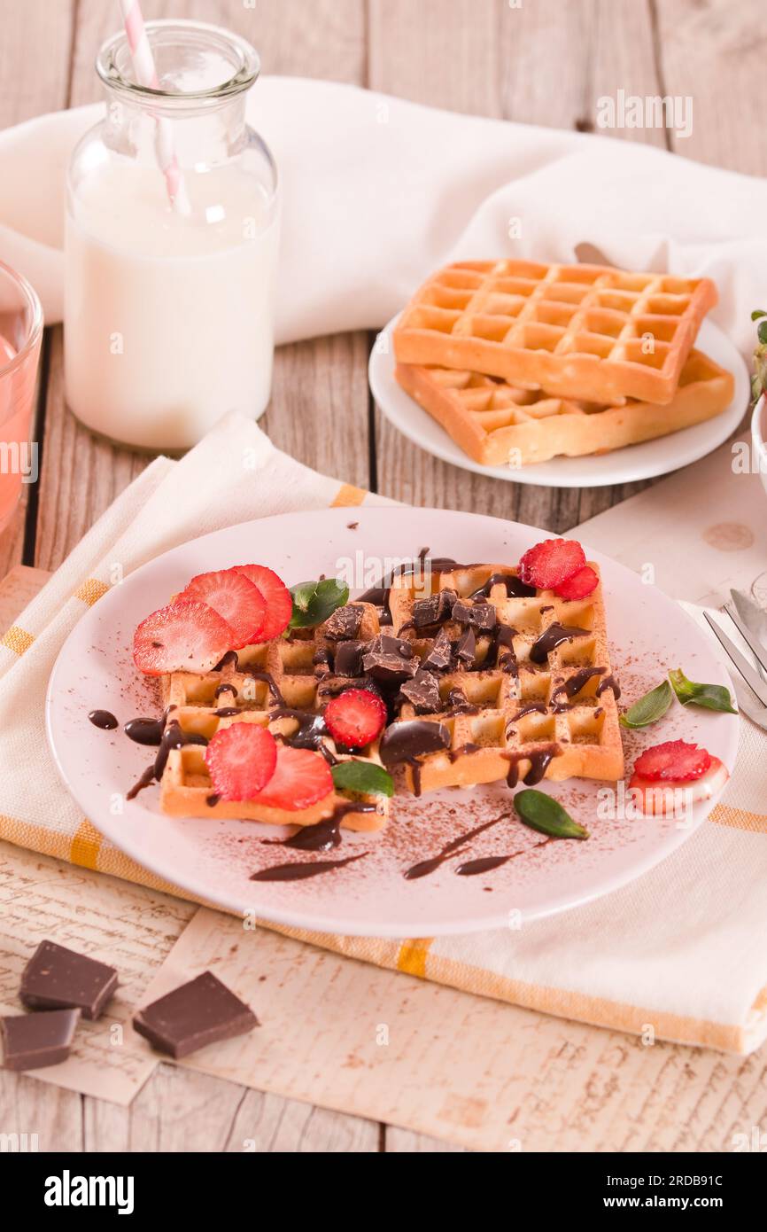 Waffle con fragole e crema di cioccolato. Foto Stock