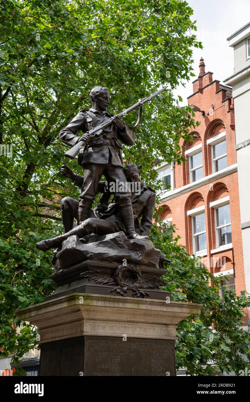 Monumento commemorativo alla guerra boera/sudafricana. Scultura in bronzo situata in St Anns Square nella città di Manchester, Inghilterra. Foto Stock