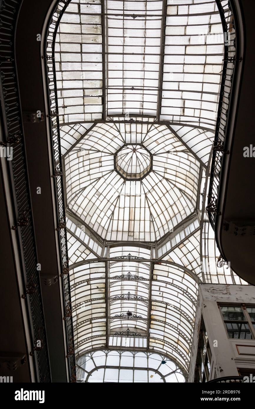 Interno di Barton Arcade, Deansgate, Manchester, Inghilterra. Una galleria commerciale vittoriana con tetto in vetro. Foto Stock