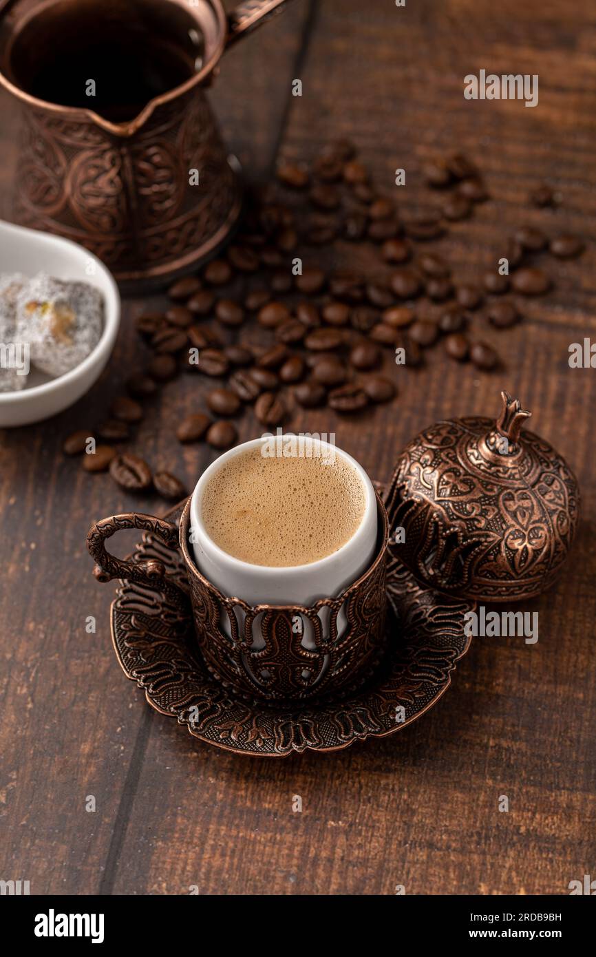 Caffè turco in tazza classica con acqua e delizia turca sul tavolo di legno  Foto stock - Alamy
