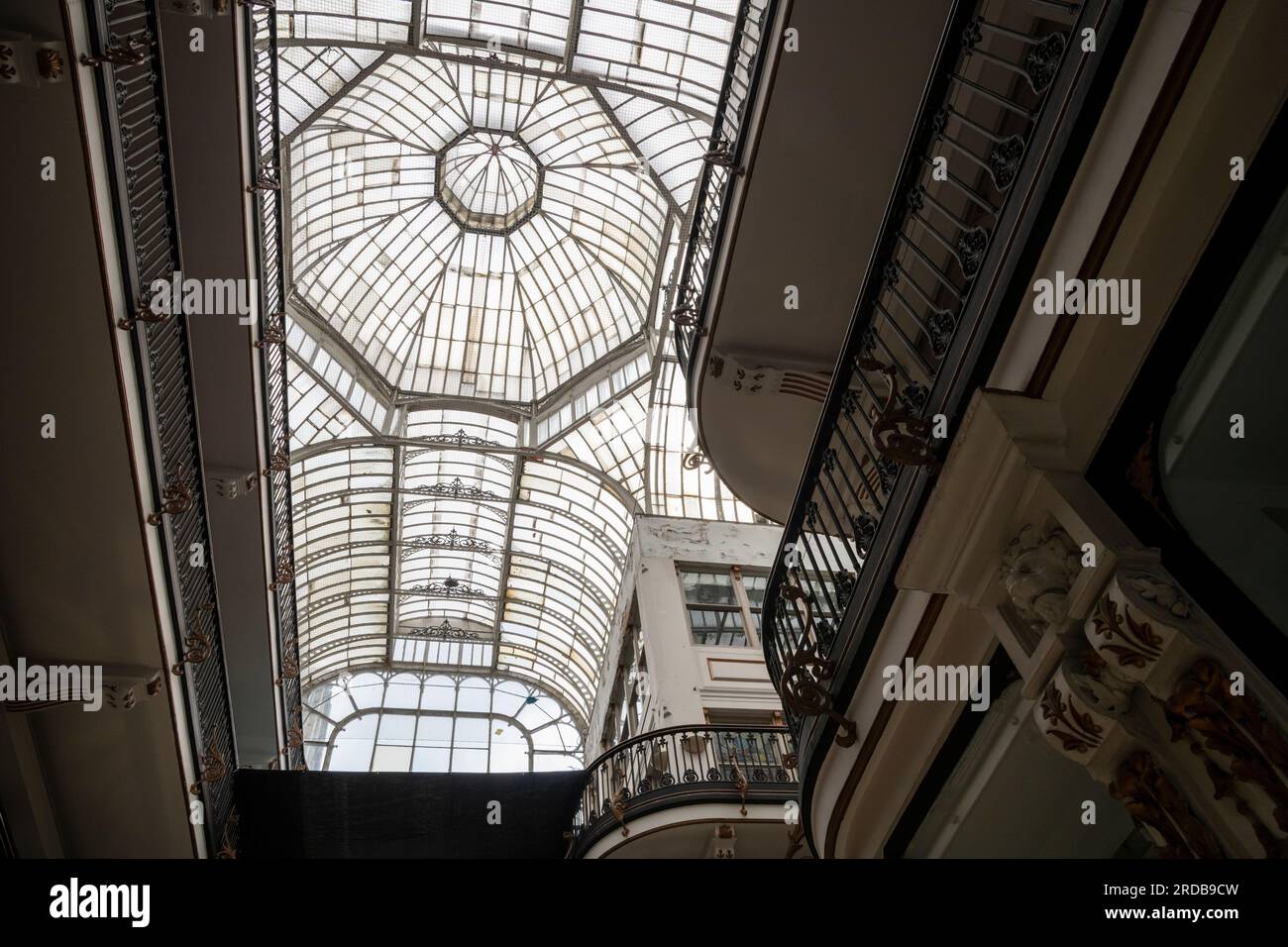 Interno di Barton Arcade, Deansgate, Manchester, Inghilterra. Una galleria commerciale vittoriana con tetto in vetro. Foto Stock