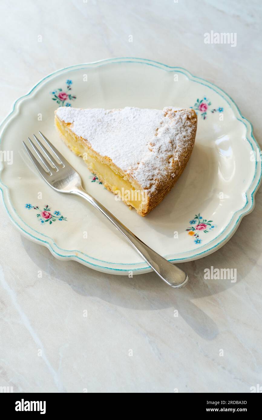 Una fetta di torta al crema Custard con pinoli. Torta tradizionale italiana - torta della nonna o torta della nonna. Pasticceria toscana. pronti a mangiare. Foto Stock