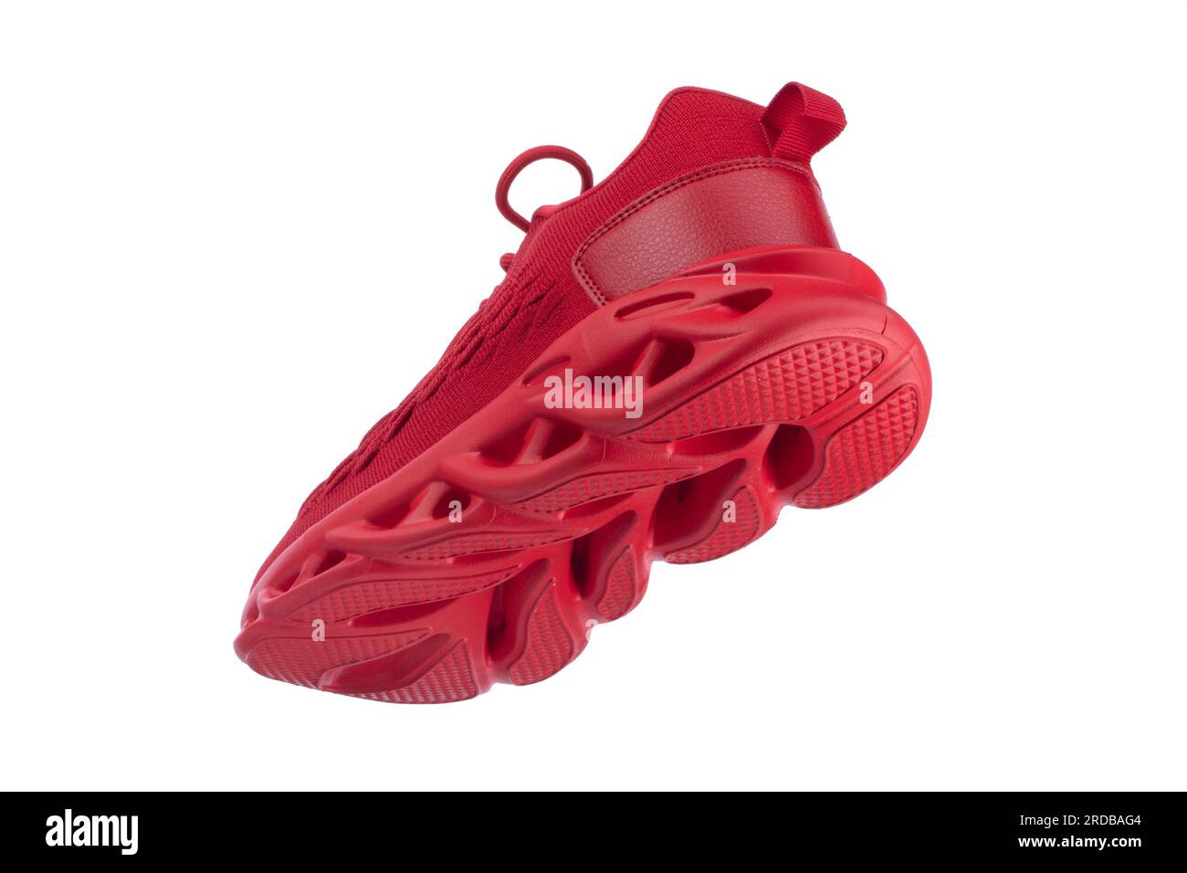 Sneaker Flying Red Rag con suola ondulata su sfondo bianco. Scarpe sportive. Foto Stock