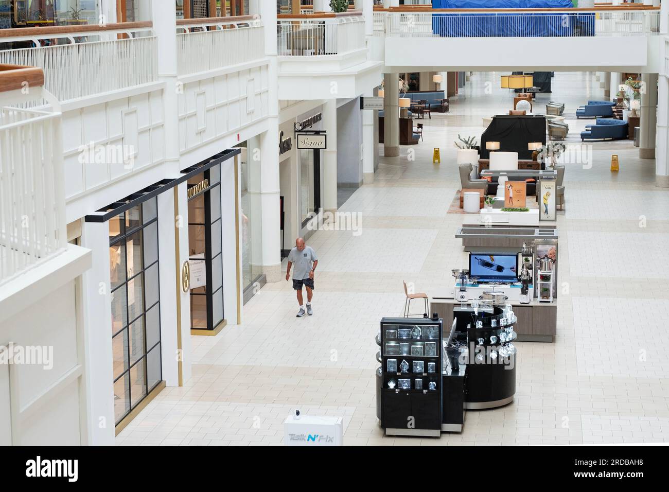 Un uomo più anziano che cammina nel centro commerciale Danbury Fair qualche ora prima dell'apertura dei negozi. Nel Connecticut, 2023. Foto Stock