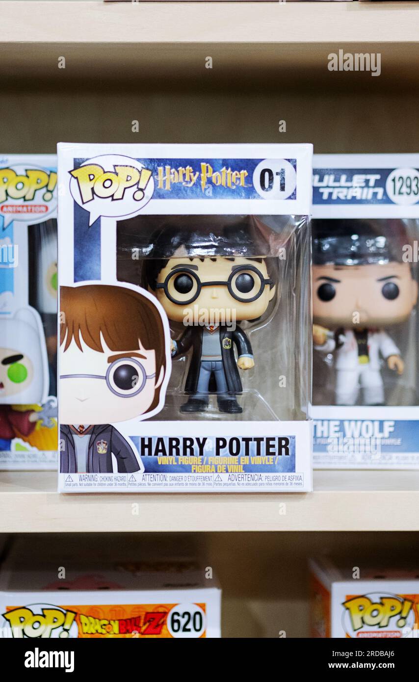 Una statuetta Funko Pop di Harry Potter dai libri e film di J. K. Rowling. In vendita a Newbury Comics, un negozio nel centro commerciale Danbury Fair Mall, in C. Foto Stock