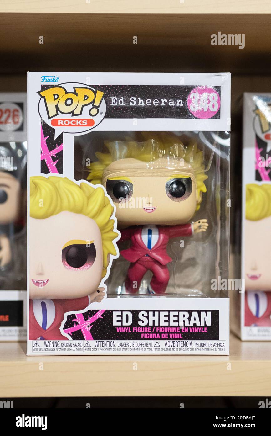 Una statuetta Funko Pop del cantautore inglese ed Sheeran. In vendita a Newbury Comics, un negozio nel centro commerciale Danbury Fair nel Connecticut. Foto Stock