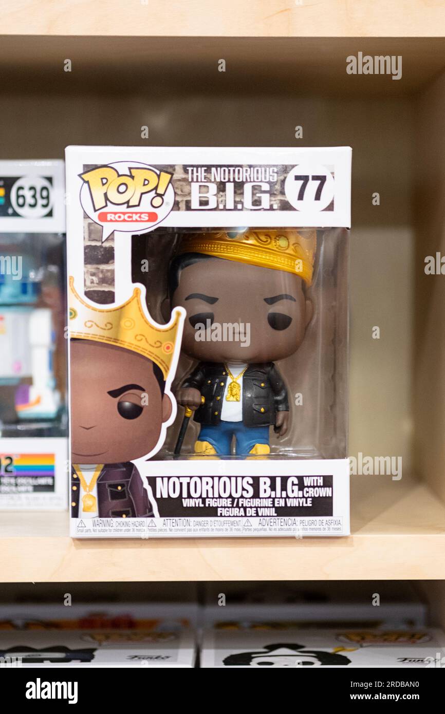 Una statuetta Funko Pop della star americana del rap Notorious B.I.G. In vendita a Newbury Comics, un negozio nel centro commerciale Danbury Fair nel Connecticut. Foto Stock