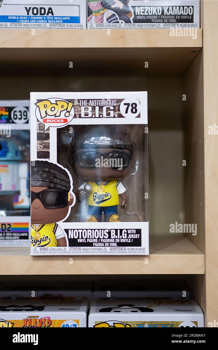 Una statuetta Funko Pop della star americana del rap Notorious B.I.G. In vendita a Newbury Comics, un negozio nel centro commerciale Danbury Fair nel Connecticut. Foto Stock