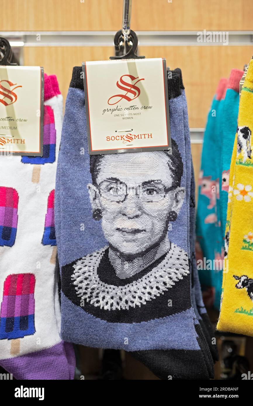 Calzini Ruth Bader Ginsburg in vendita al centro commerciale Danbury Fair nel Connecticut. Foto Stock