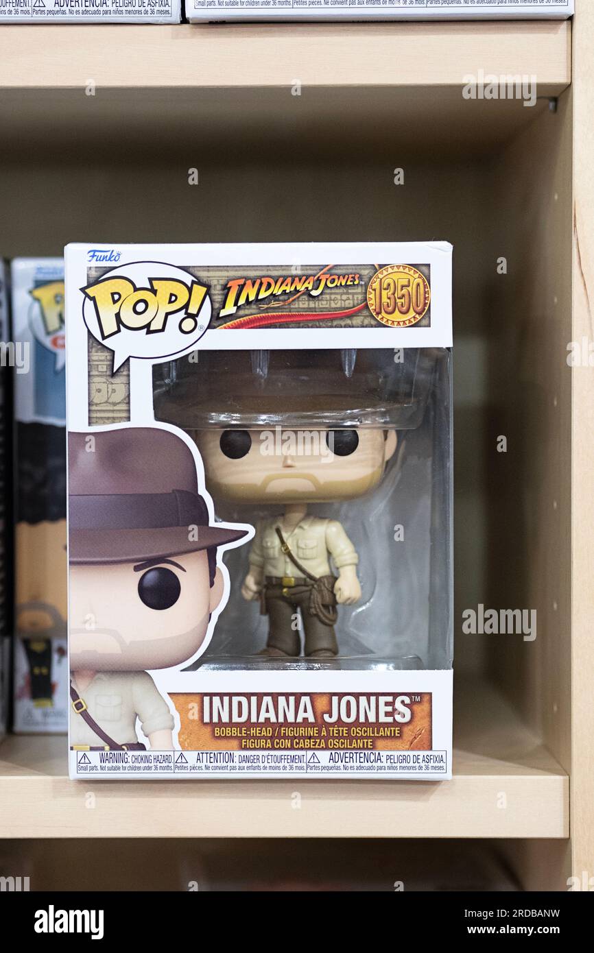 Una statuetta Funko Pop della superstar Harrison Ford nei panni dell'iconico Indiana Jones. A Newbury Comics, un negozio nel centro commerciale Danbury Fair Mall, in C. Foto Stock