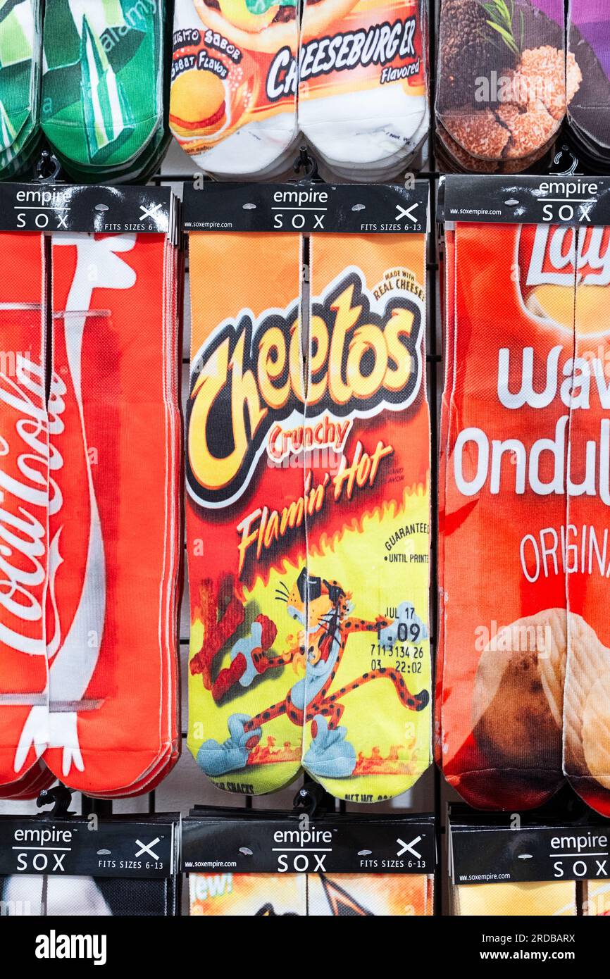 Calze colorate Cheetos in vendita all'Empire Sox nel centro commerciale Danbury Fair nel Connecticut. Foto Stock