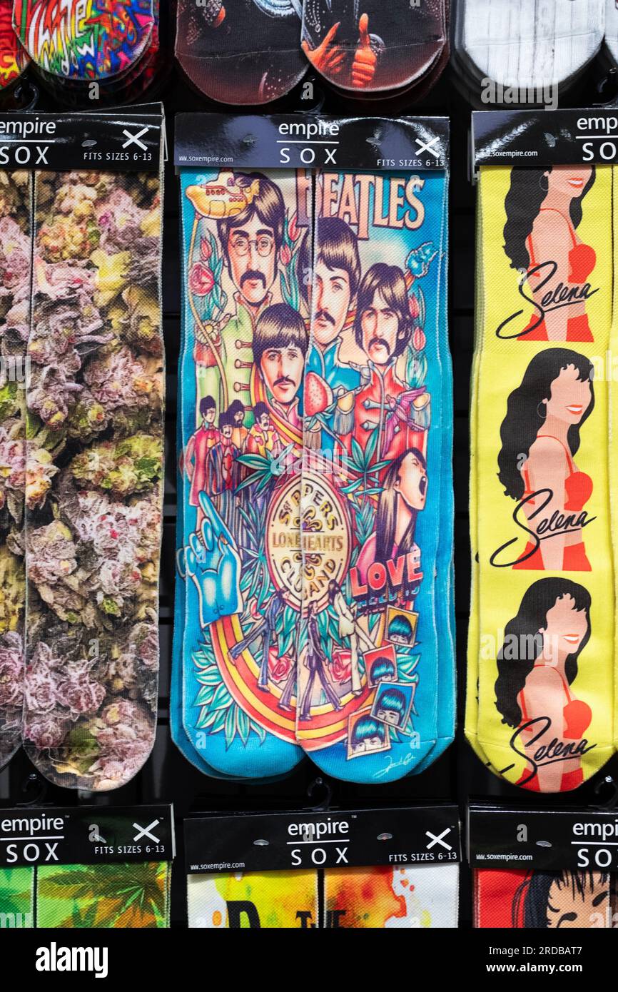 Calzini colorati Pepper Sgt dei Beatles in vendita all'Empire Sox nel centro commerciale Danbury Fair nel Connecticut. Foto Stock