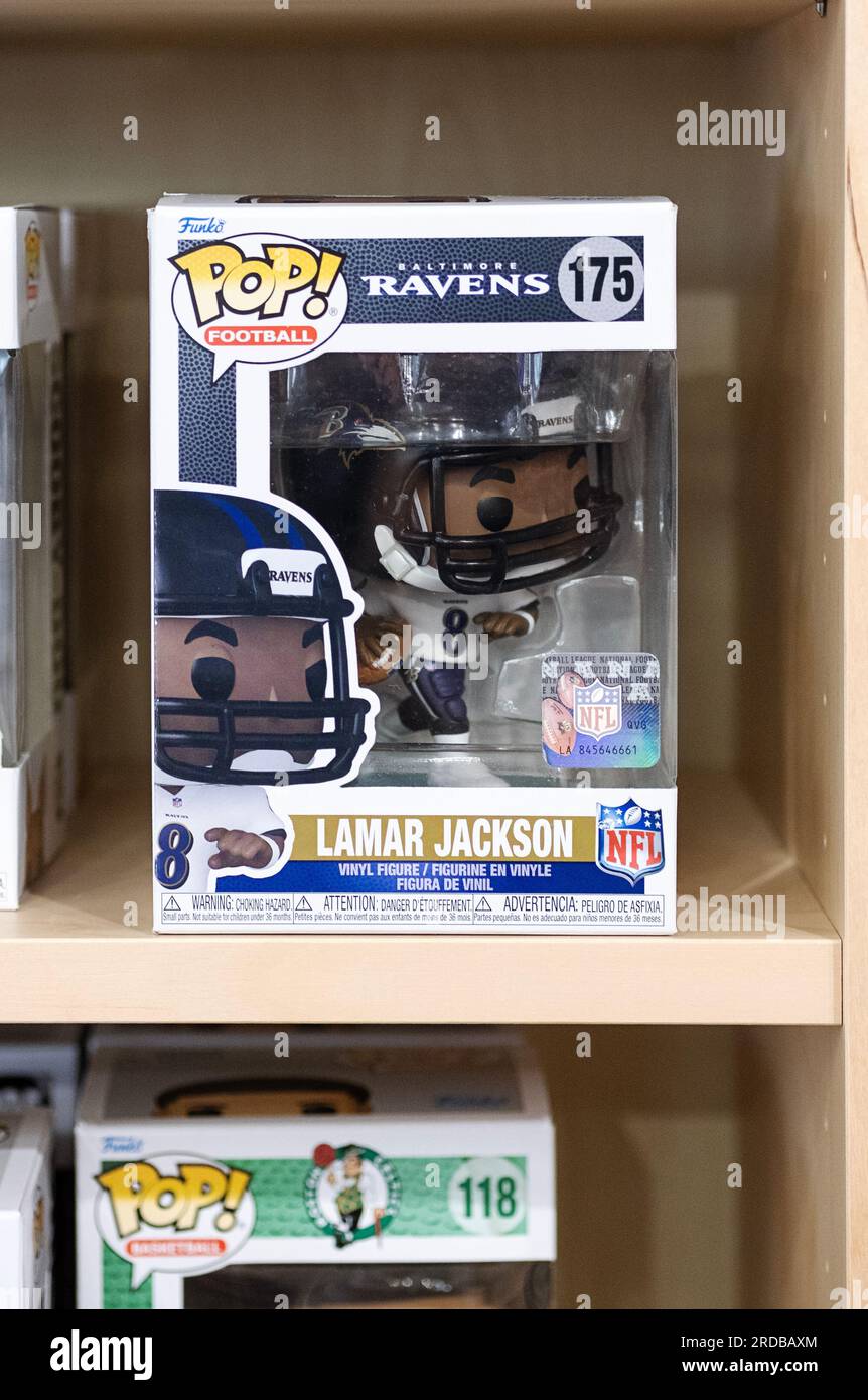 Una statuetta Funko Pop del quarterback dei Baltimore Ravens Lamar Jackson. In vendita a Newbury Comics, un negozio nel centro commerciale Danbury Fair nel Connecticut. Foto Stock