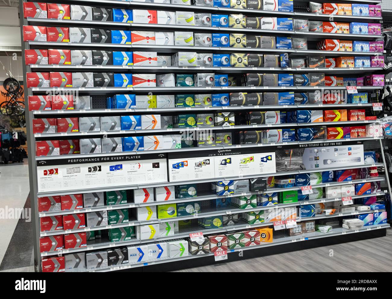 Un'ampia varietà di palline da golf in vendita al Dick's Sporting Goods presso il centro commerciale Danbury Fair di Danbury, Connecticut. Foto Stock