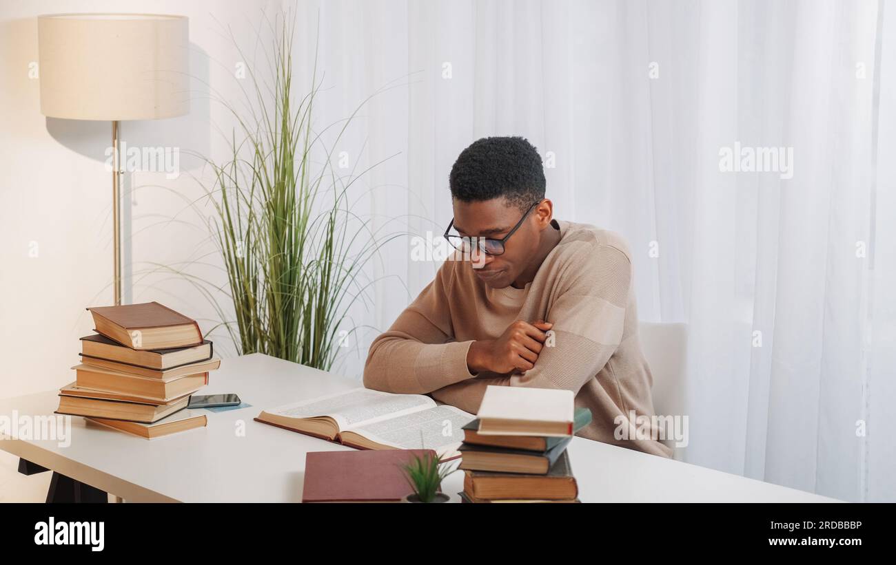 Studia l'esaurimento dei libri di letteratura scientifica Foto Stock