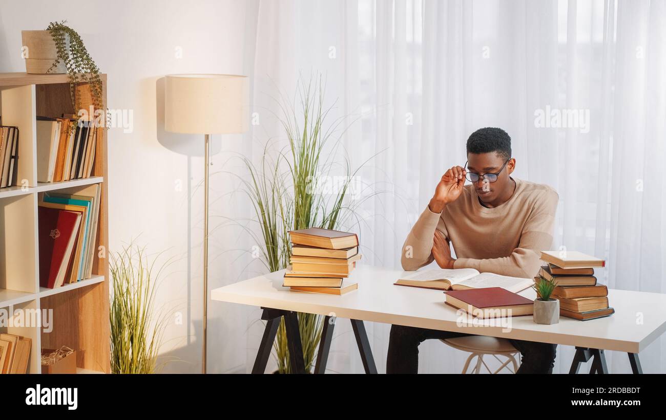 Ricerca universitaria compiti universitari libro casa Foto Stock