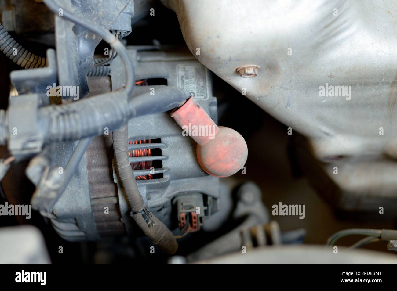 Cairo, Egitto, 24 giugno 2023: Manutenzione di auto Nissan, sostituzione di alcuni componenti auto come candele, servizio per radiatore, distributore Foto Stock