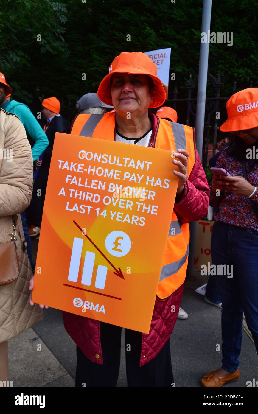 Manchester, Regno Unito. 20 luglio 2023. Medici anziani del NHS radunano per picchiare un ospedale su Oxford Road fuori Manchester Royal Infirmary, Manchester, Regno Unito. Foto alle 10,28 ora locale. I medici anziani dell'NHS hanno iniziato uno sciopero di 48 ore dal 20 luglio 2023 al 22 luglio per fare pressione per un aumento di stipendio. Migliaia di medici anziani dell'NHS stanno colpendo in tutto il paese oggi, il primo di questo tipo in oltre dieci anni. Questo include medici consulenti e dentisti negli ospedali. I critici dicono che questo causerà grandi disagi ai pazienti. Credito: Terry Waller/Alamy Live News Foto Stock