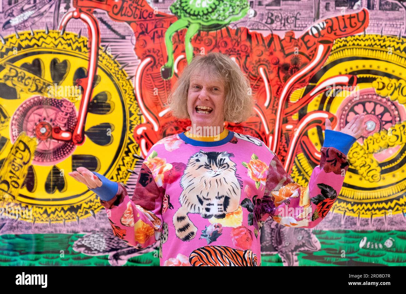 Sir Grayson Perry durante una foto per la mostra Grayson Perry: Smash Hits alla Royal Scottish Academy di Edimburgo, che copre i 40 anni di carriera dell'artista ed è descritta come la più grande mostra del suo lavoro fino ad oggi. Data foto: Giovedì 20 luglio 2023. Foto Stock