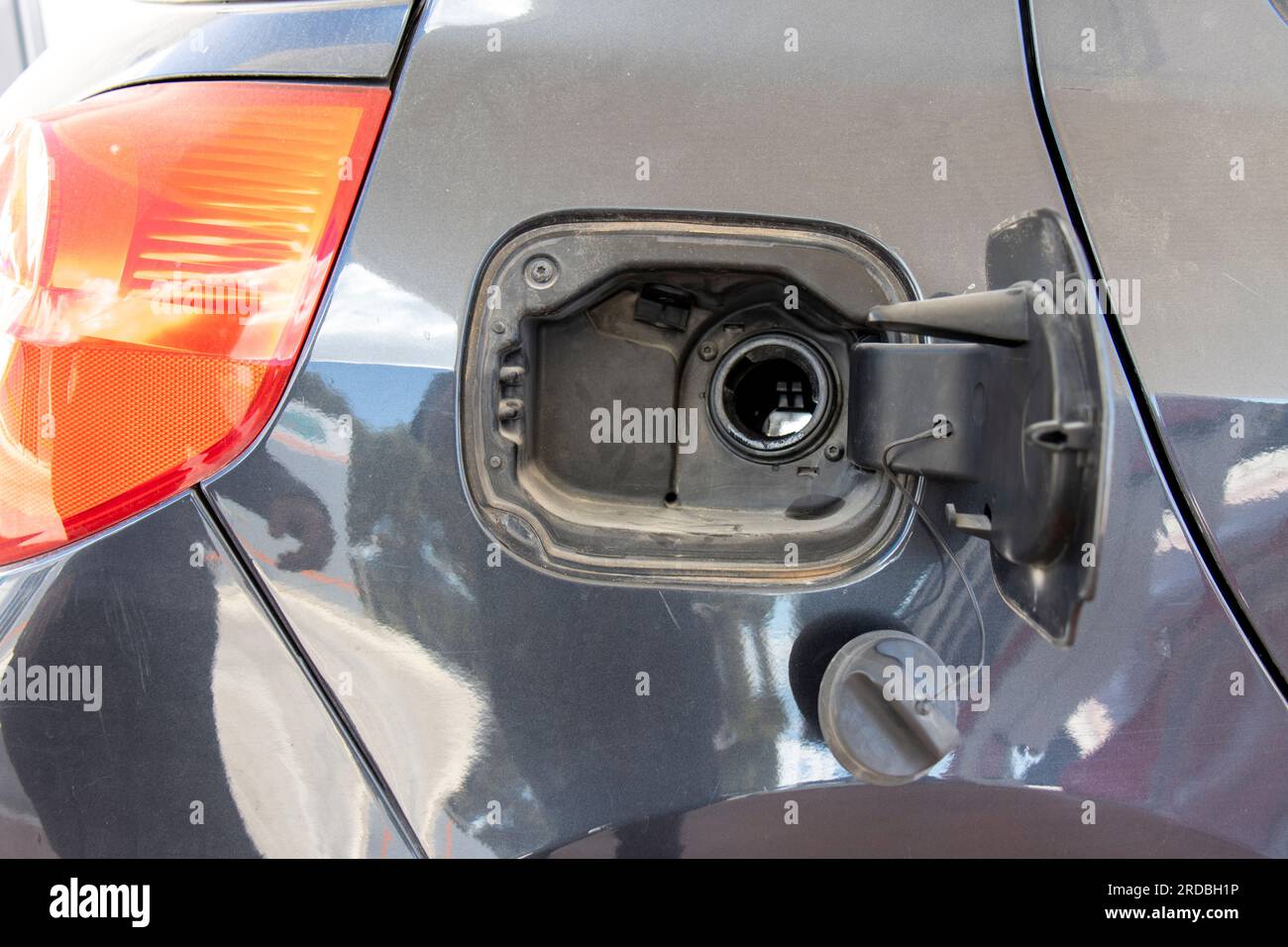aprire il tappo del serbatoio dell'auto Foto Stock