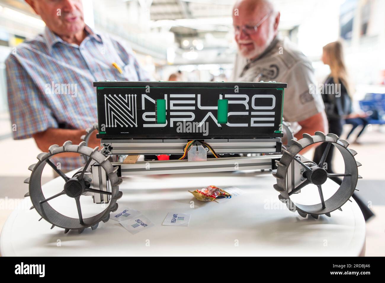 Rostock Laage, Germania. 20 luglio 2023. Un rover lunare della Neurospace GmbH si trova nel terminal dell'aeroporto di Rostock-Laage. In occasione della giornata internazionale della Luna che celebra il primo atterraggio con equipaggio il 20 luglio 1969, i piccoli rover di prova stanno ancora arando attraverso un paesaggio lunare creato artificialmente all'aeroporto di Rostock-Laage. Crediti: Frank Hormann/dpa/Alamy Live News Foto Stock Rostock Laage, Germania. 20 luglio 2023. Un rover lunare della Neurospace GmbH si trova nel terminal dell'aeroporto di Rostock-Laage. In occasione della giornata internazionale della Luna che celebra il primo atterraggio con equipaggio il 20 luglio 1969, i piccoli rover di prova stanno ancora arando attraverso un paesaggio lunare creato artificialmente all'aeroporto di Rostock-Laage. Crediti: Frank Hormann/dpa/Alamy Live News Foto Stock