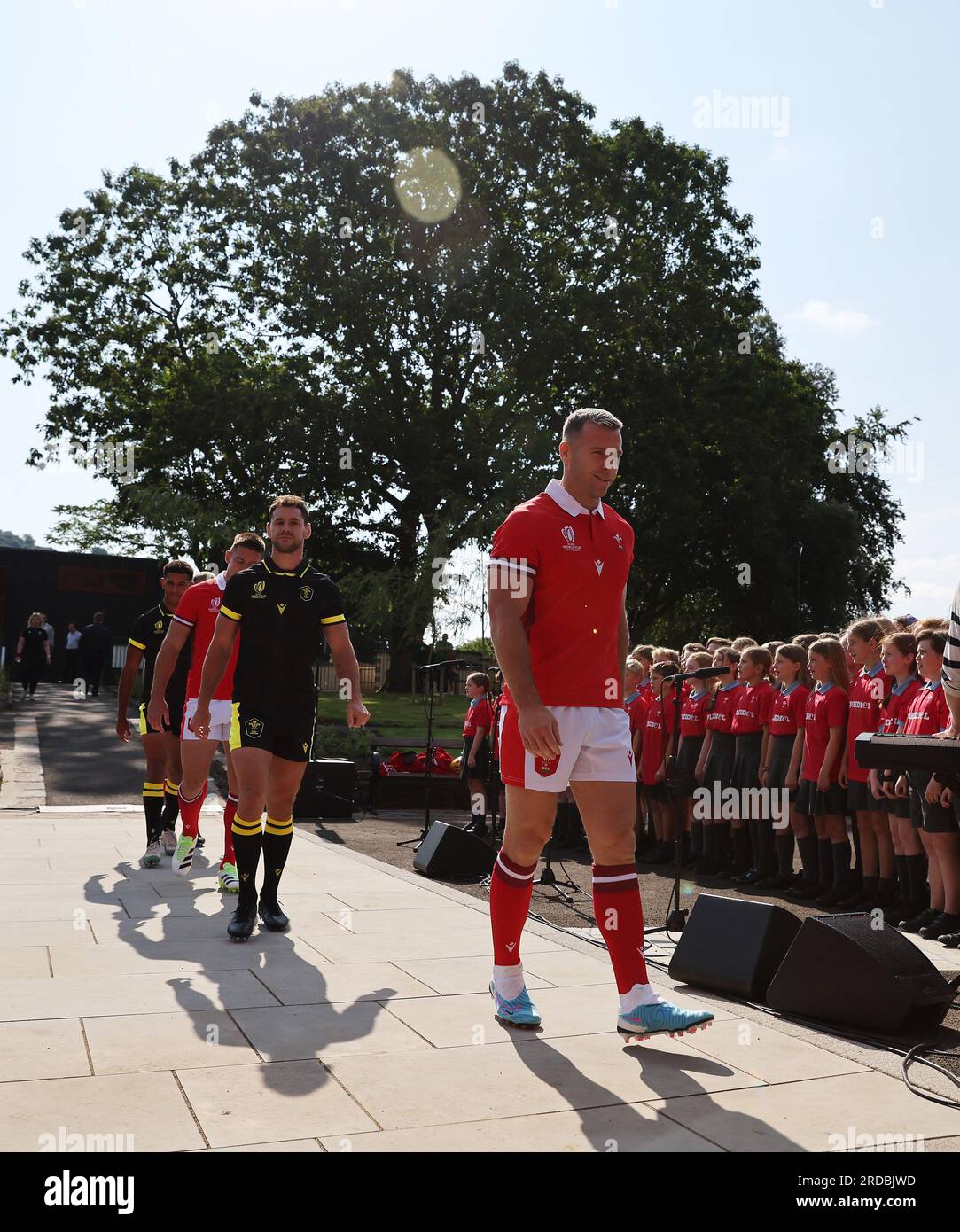 Pontypridd, Regno Unito. 20 luglio 2023. I giocatori del Galles arrivano indossando le nuove divise RWC casalinghe e Away mentre cantano gli scolari locali. In occasione del lancio della divisa 2023 della nazionale di rugby del Galles al Ynysangharad War Memorial Park giovedì 20 luglio 2023. foto di Andrew Orchard/Andrew Orchard fotografia sportiva/ Alamy Live News Credit: Andrew Orchard fotografia sportiva/Alamy Live News Foto Stock